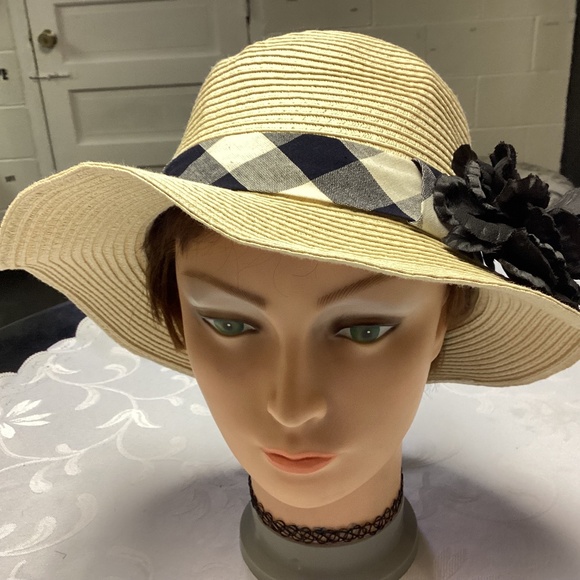 Loft Accessories - LOFT HAT MUST SEE WITH black FLOWER USE OR DETACH. CLASSIC 🖤💐💐💐💐💐